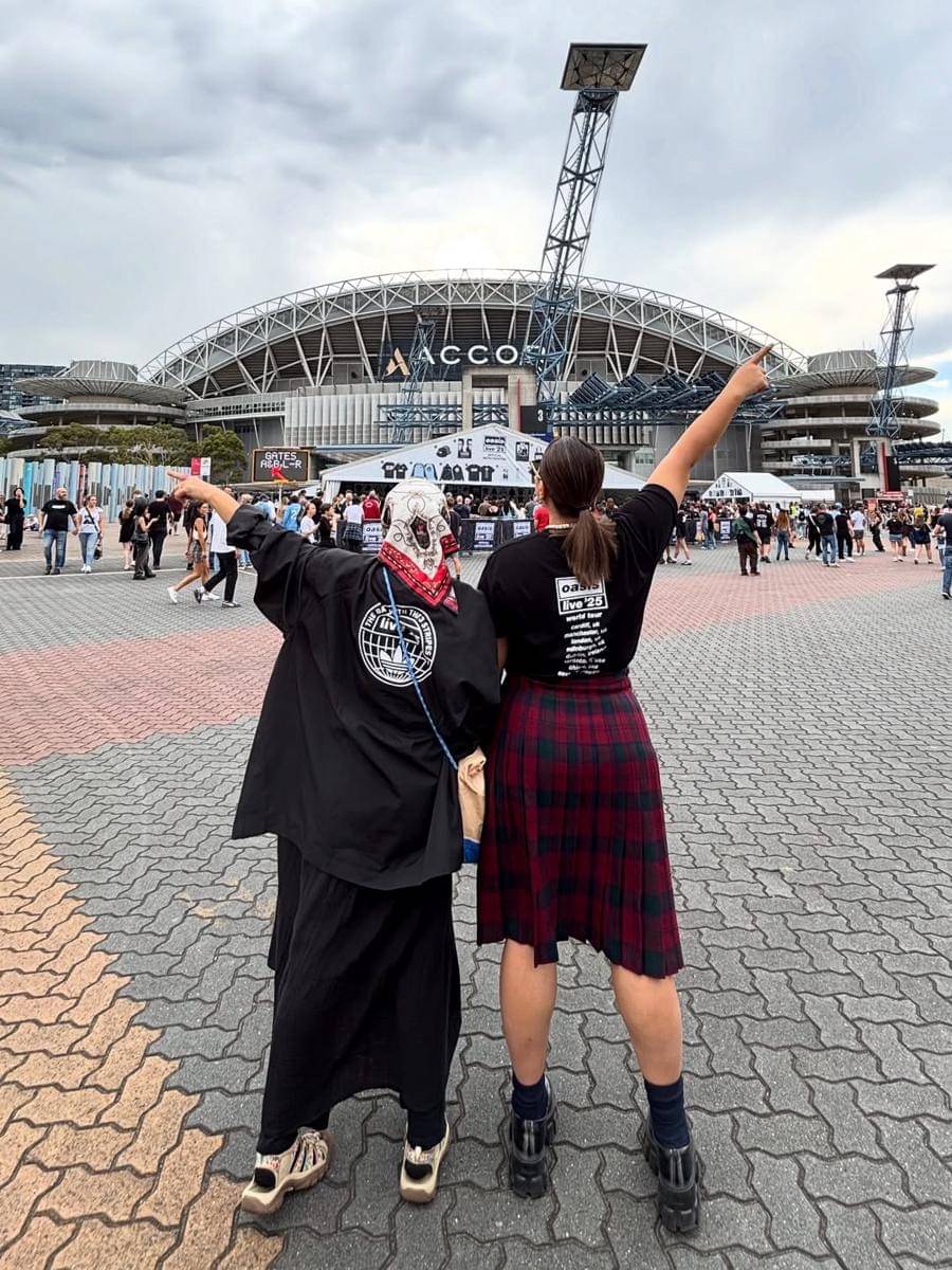 Okky Lukman dan ibu nonton konser Oasis
