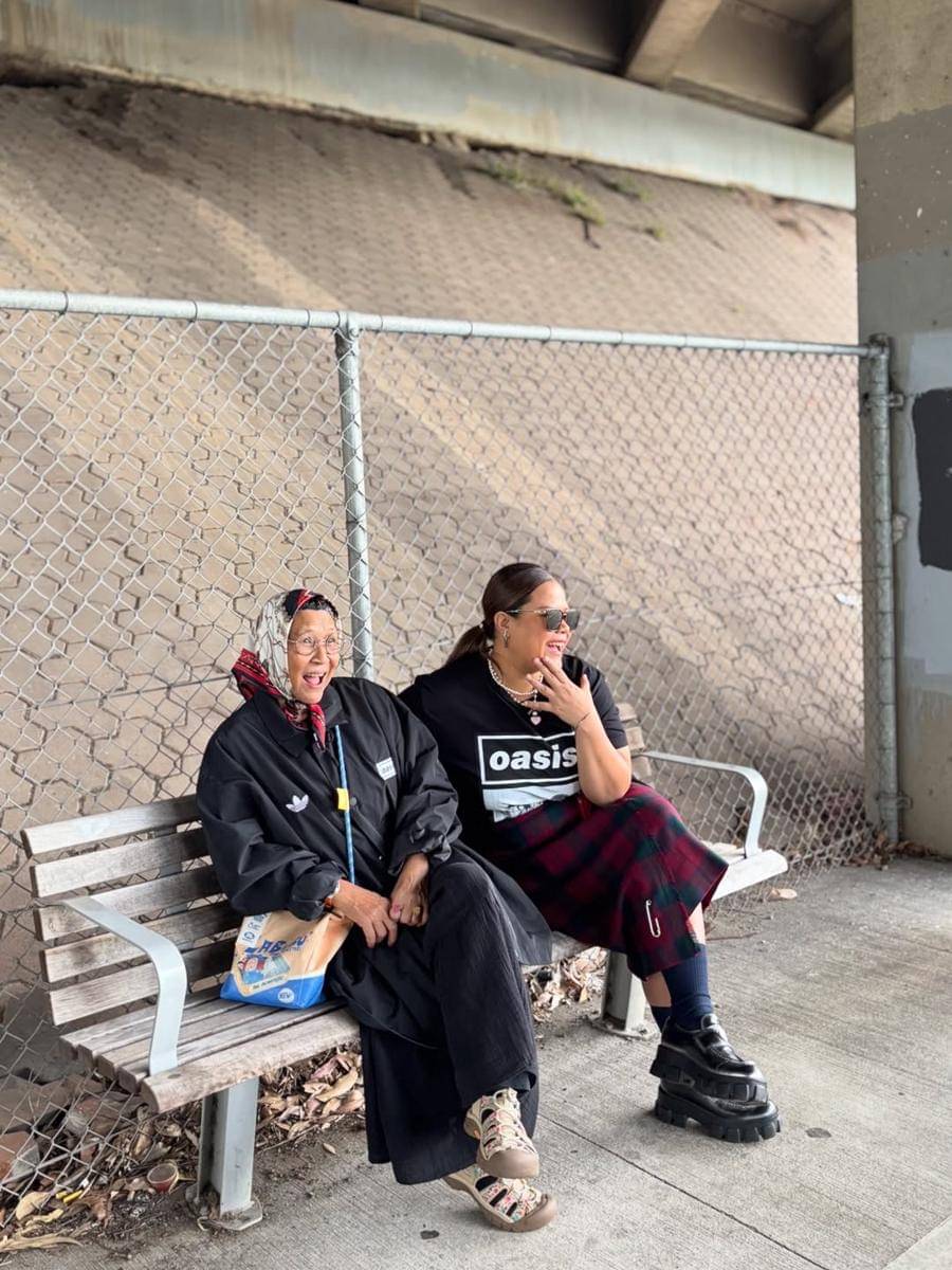 Okky Lukman dan ibu nonton konser Oasis