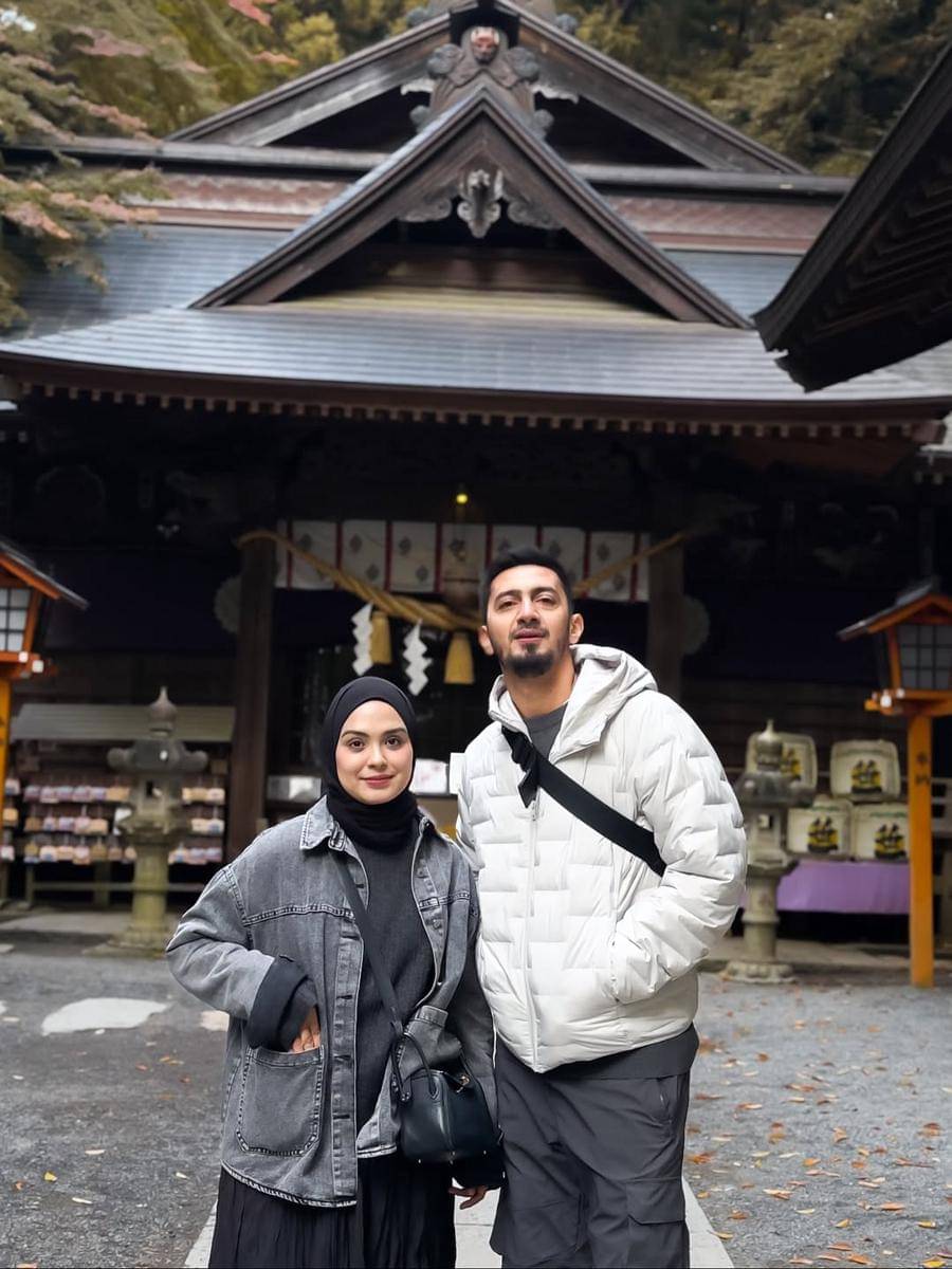 keluarga Vebby Palwinta liburan ke Jepang