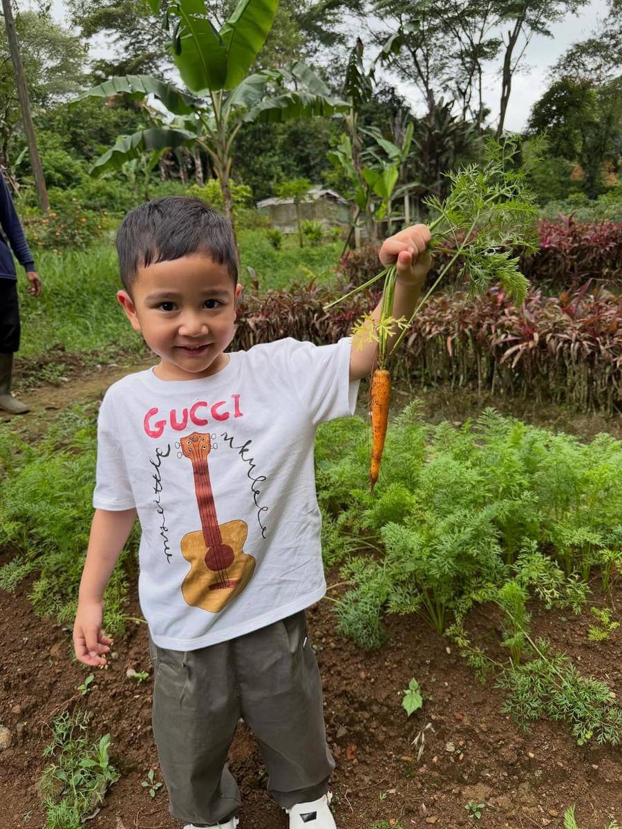 Ukkasya dan Rayyanza main di kebun sayur