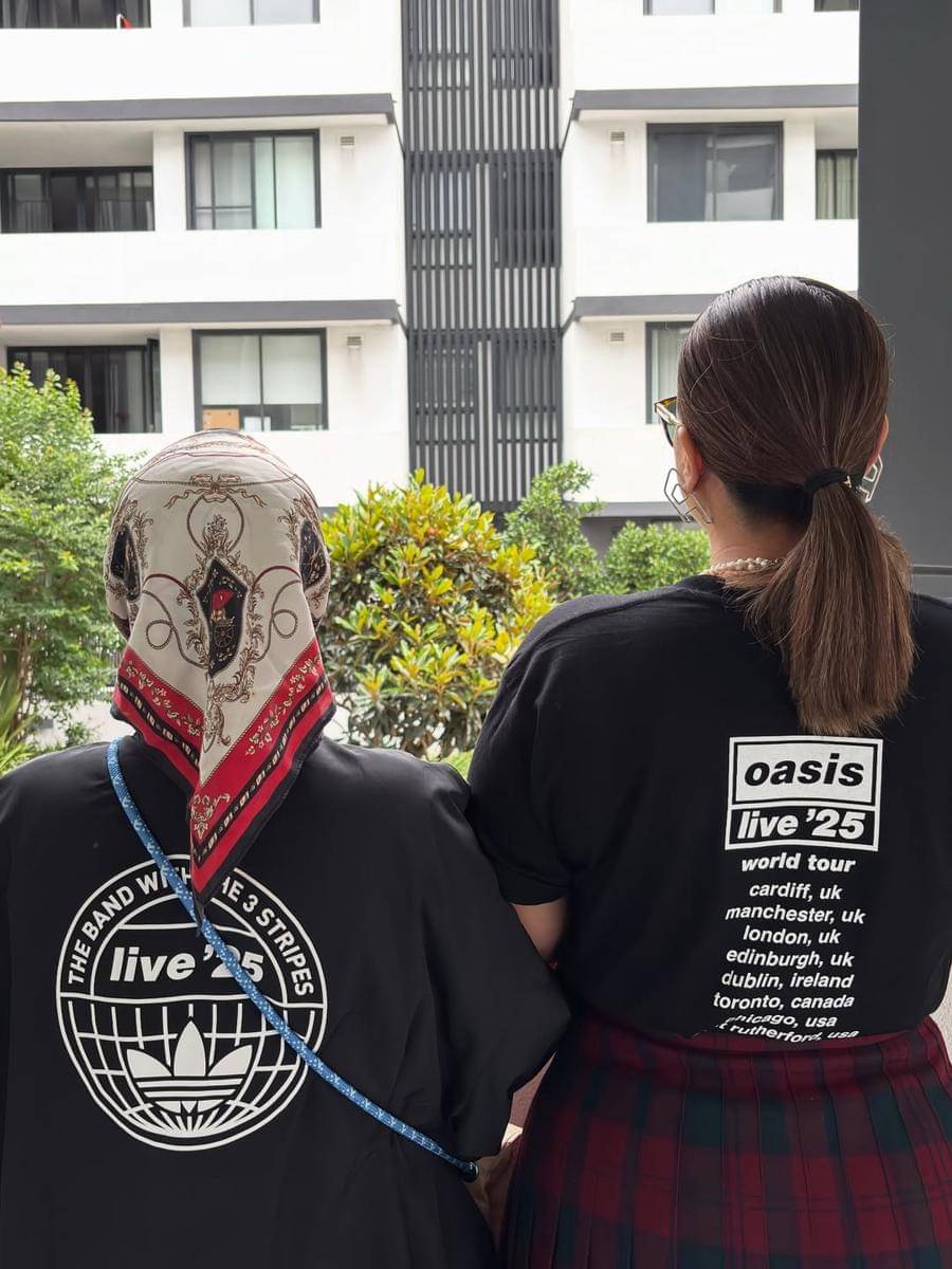 Okky Lukman dan ibu nonton konser Oasis