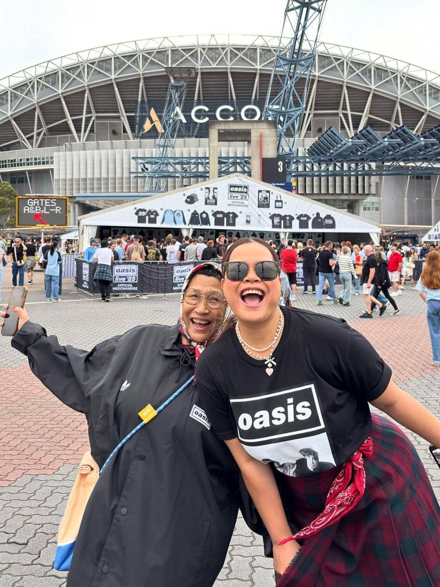 Okky Lukman dan ibu nonton konser Oasis