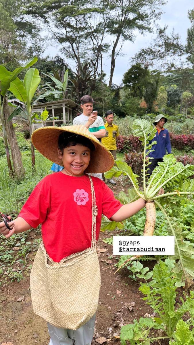Ukkasya dan Rayyanza main di kebun sayur