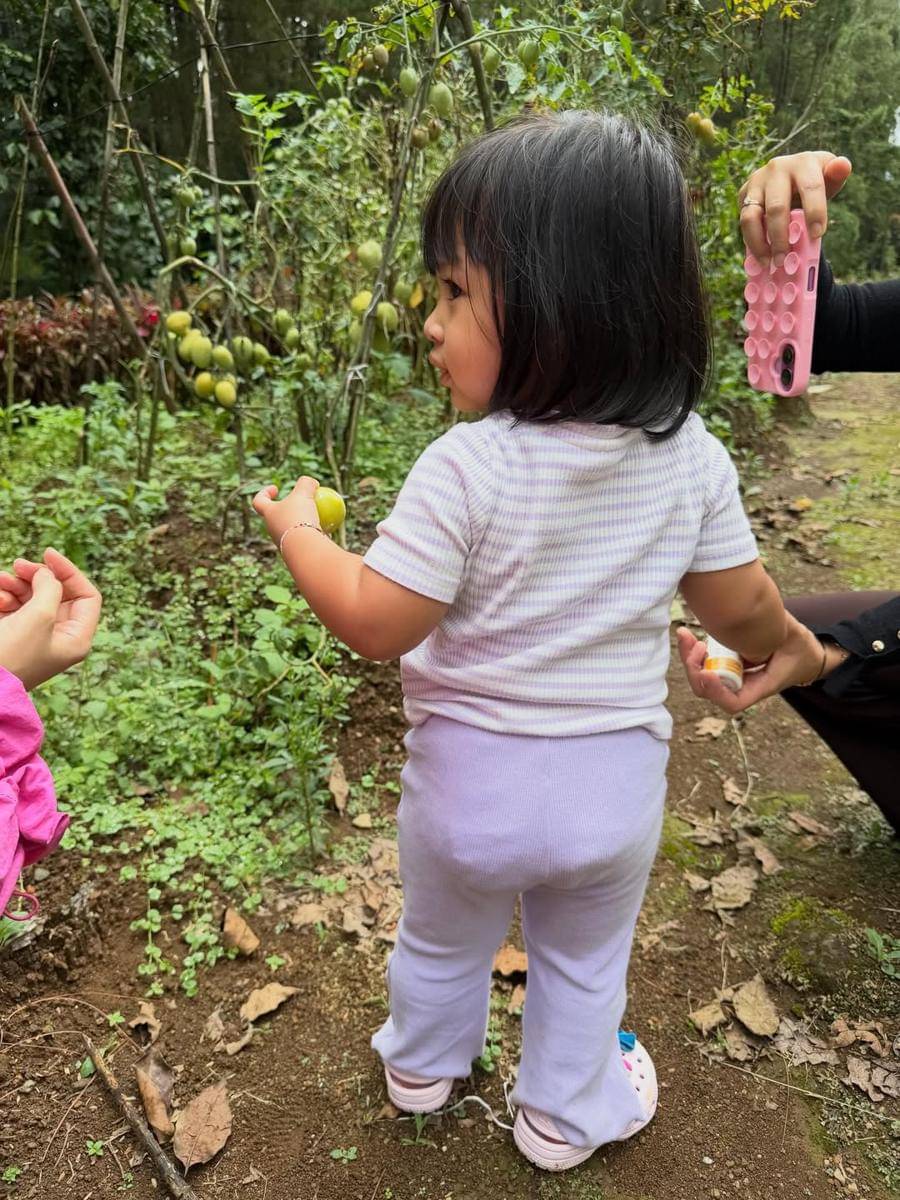 Ukkasya dan Rayyanza main di kebun sayur