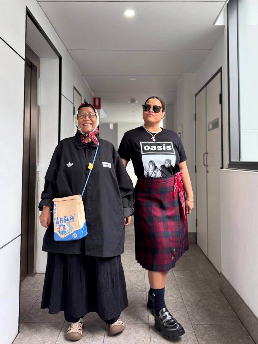 Okky Lukman dan ibu nonton konser Oasis