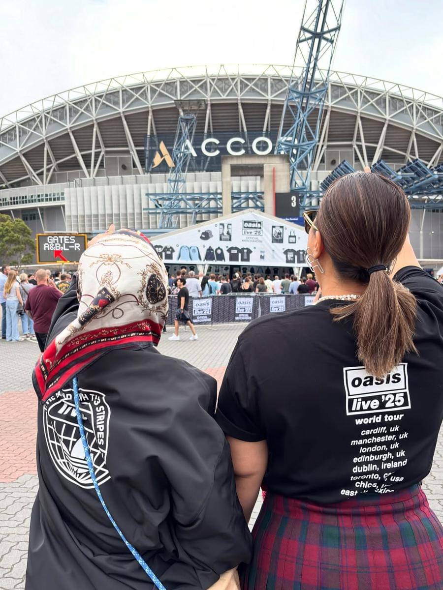 Okky Lukman dan ibu nonton konser Oasis