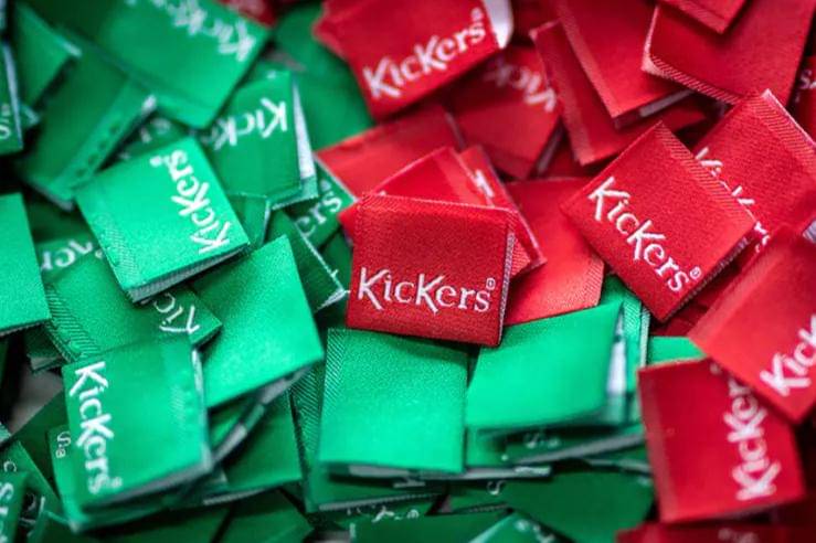 Tag warna pada produk Kickers. 