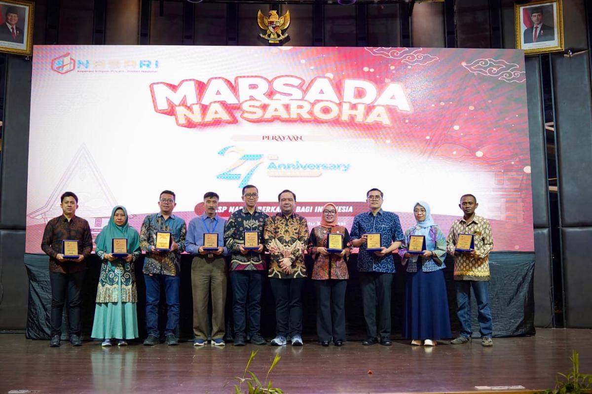 Wakil Menteri Koperasi Faridah Farichah bersama pengurus KSP Nasari dan pihak Pemprov dan Pemko Medan saat perayaan HUT ke-27 KSP Nasari di Medan, Sabtu (8/11/2025) (dok.KSP Nasari)