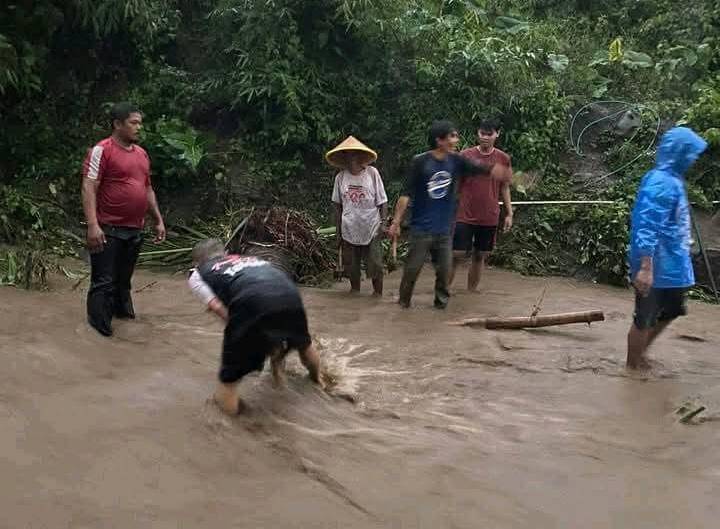 Banjir dari Sungai Keruh yang melanda Desa Kaliloka, Kecamatan Sirampog, Brebes, Jawa Tengah, Sabtu (8/11/2025). (Dok. FPMKI)