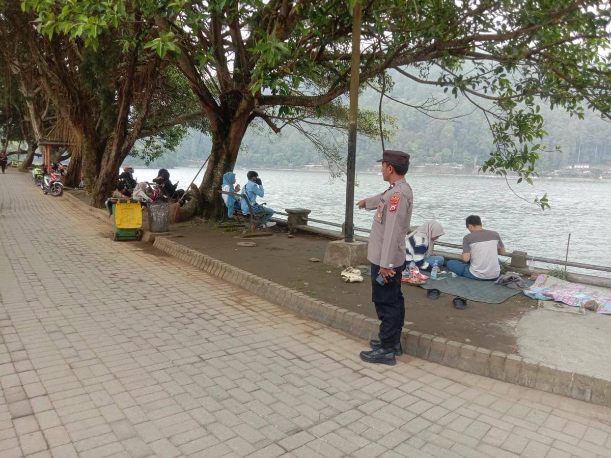 Wisatan Ponorogo ditemukan meninggal dunia di tepi Telaga Sarangan. IDN Times/Riyanto.