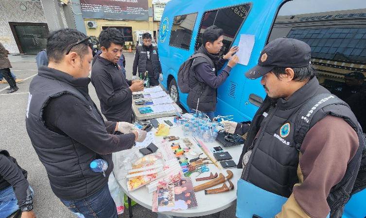 Sejumlah barang bukti yang disita saat BNNP dan Polda Sulsel Gerebek Kampung Narkoba, Jumat dini hari (8/11/2025). (Dok / Istimewa)