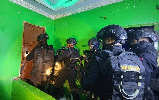 Anggota Brimob Polda Sulsel bersama BNNP Sulsel saat menggerebek wilayah Sapiria, Kelurahan Lembo, Kecamatan Tallo, yang biasa di sebut kampung narkoba Makassar, Jumat dini hari (8/11/2025).