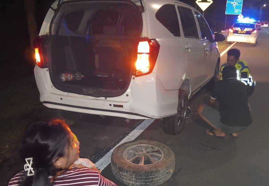 Anggota Polres Bandara Soetta membantu pengendara pecah ban