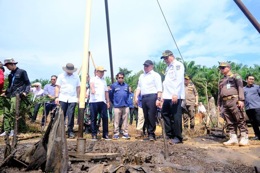 Menteri ESDM, Bahlil Lahadalia yang meninjau sumur minyak rakyat di Kecamatan Keluang, Kabupaten Muba pada 17 Oktober 2025.