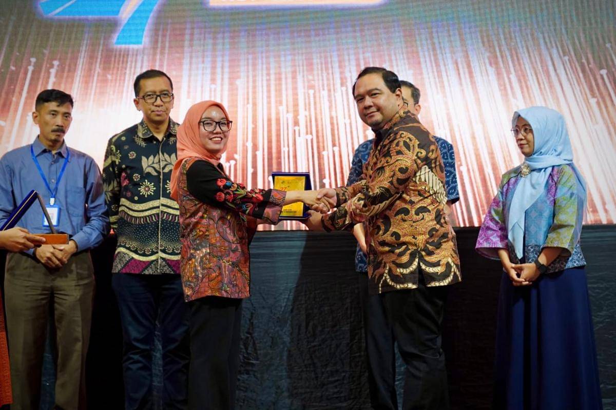 Wakil Menteri Koperasi Faridah Farichah bersama Ketua KSP Nasari Frans Meroga Panggabean saat perayaan HUT ke-27 KSP Nasari di Medan, Sabtu (8/11/2025) (dok.KSP Nasari)