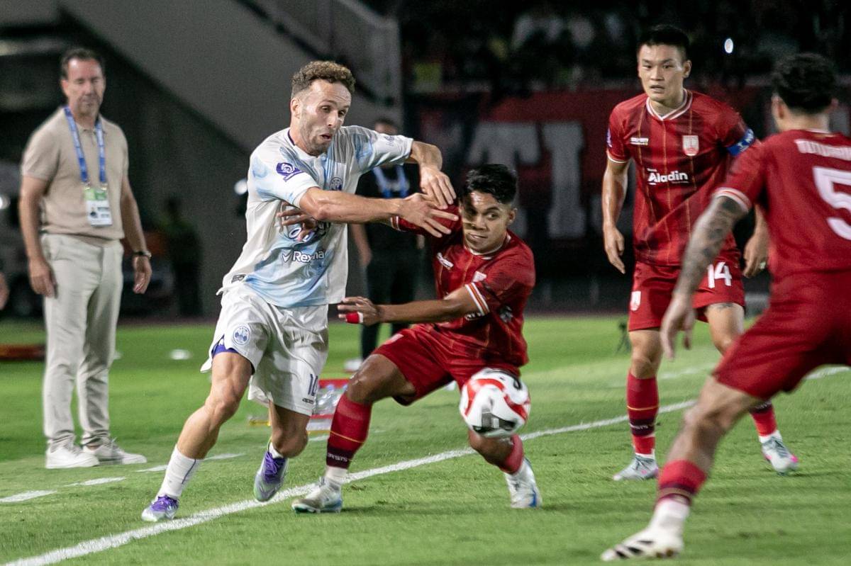 Pesepak bola PSIM Yogyakarta Jose Pedro Magalhaes Valente (keempat kanan) berebut bola dengan pesepak bola Persis Solo Althaf Indie Alrizky (ketiga kanan) pada pertandingan BRI Super League 2025-2026 di Stadion Manahan, Solo, Jawa Tengah, Sabtu (8/11/2025). (ANTARA FOTO/Mohammad Ayudha)