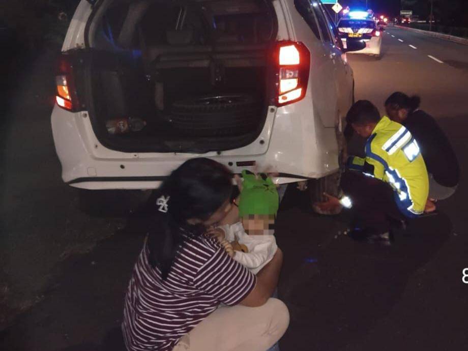 Anggota Polres Bandara Soetta membantu pengendara pecah ban