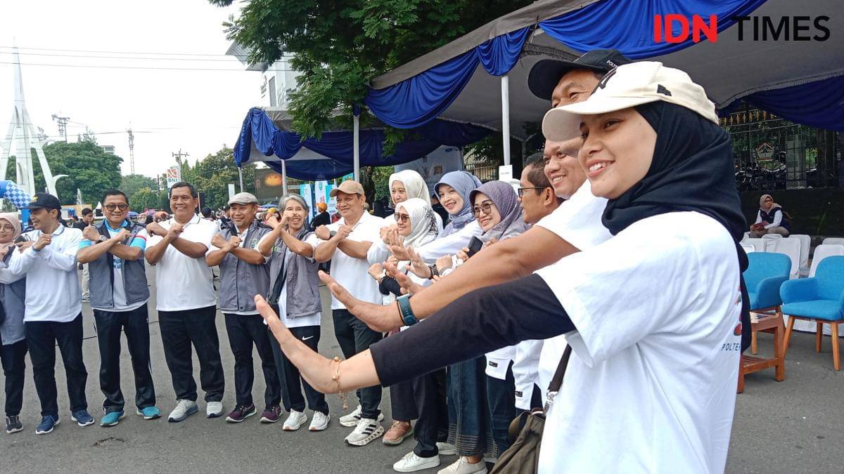 Deputi Bidang Koordinasi Penguatan Karakter dan Jati Diri Bangsa, Kemenko PMK, Warsito bersama Asisten Kesra Iwanuddin Iskandar dan Kepala Dinkes Jateng Yunita Dyah Suminar kampanye TOSS TBC di CFD Pahlawan Semarang. (IDN Times/Fariz Fardianto)