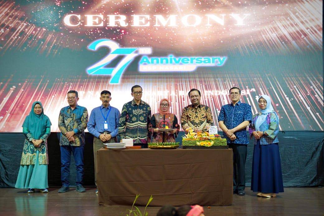 Wakil Menteri Koperasi Faridah Farichah bersama pengurus KSP Nasari dan pihak Pemprov dan Pemko Medan saat perayaan HUT ke-27 KSP Nasari di Medan, Sabtu (8/11/2025) (dok.KSP Nasari)