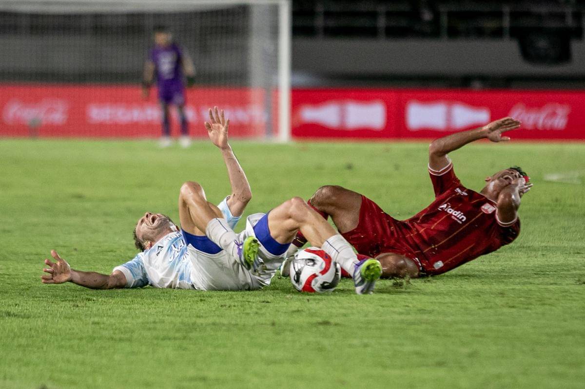 Pesepak bola PSIM Yogyakarta Jose Pedro Magalhaes Valente (kiri) merintih kesakitan ketika bertabrakan dengan pesepak bola Persis Solo Althaf Indie Alrizky (kanan) pada pertandingan BRI Super League 2025-2026 di Stadion Manahan, Solo, Jawa Tengah, Sabtu (8/11/2025). (ANTARA FOTO/Mohammad Ayudha)