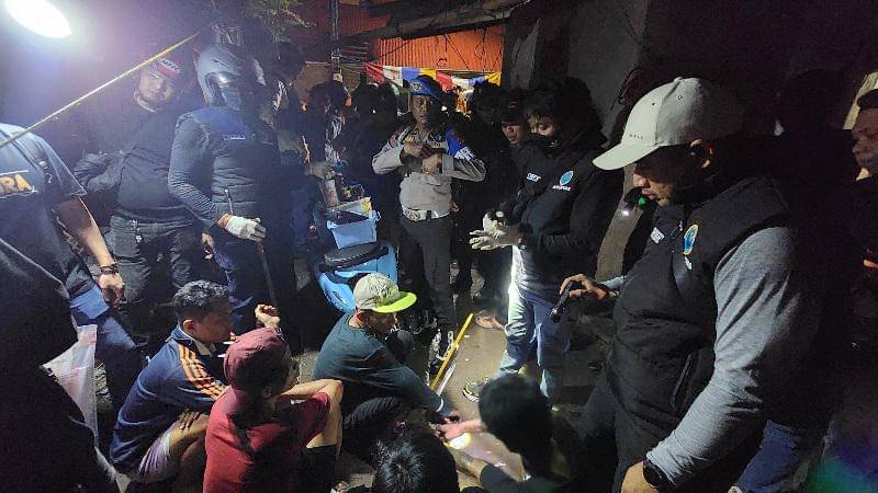 Sejumlah terduga pelaku saat ditangkap di wilayah Sapiria, Kelurahan Lembo, Kecamatan Tallo, yang biasa di sebut kampung narkoba Makassar, Jumat dini hari (8/11/2025). (Dok / Istimewa)