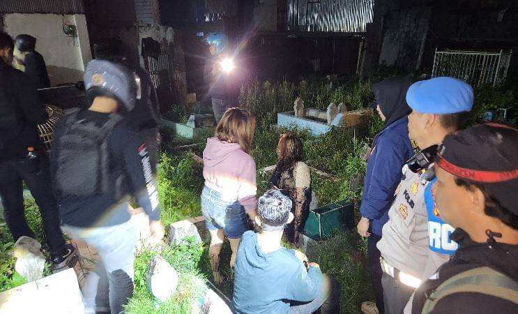 Sejumlah terduga pelaku saat ditangkap di wilayah Sapiria, Kelurahan Lembo, Kecamatan Tallo, yang biasa di sebut kampung narkoba Makassar, Jumat dini hari (8/11/2025). (Dok / Istimewa)