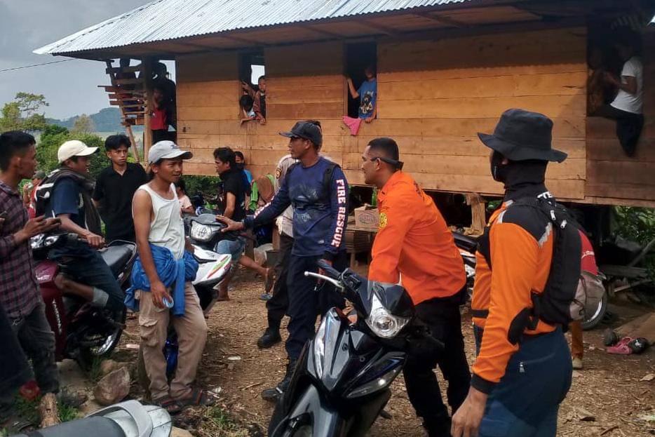 Sondak (baju putih), petani yang dilaporkan hilang di pegunungan Luwu, ditemukan selamat, Sabtu (8/11/2025). (dok. Istimewa)