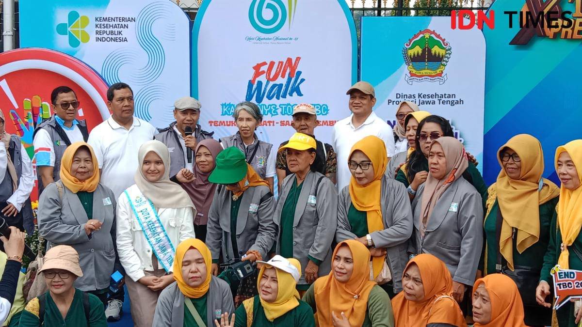 Kepala Dinkes Jateng Yunita Dyah Suminar bersama Deputi Kemenko PMK Warsito dan Asisten Kesra Iwanuddin Iskandar berfoto bersama kader-kader kesehatan. (IDN Times/Fariz Fardianto)