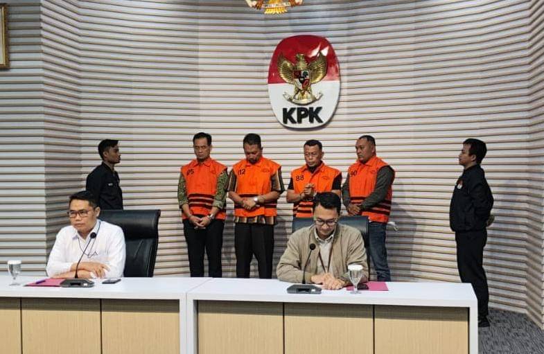 KPK menggelar konferensi pers terkait operasi tangkap tangan (OTT) Bupati Ponorogo, Minggu (9/11/2025) dini hari. (IDN Times/Yosafat Diva Bayu)