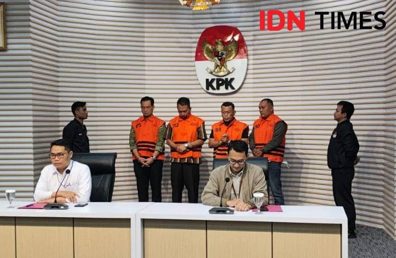 KPK menggelar konferensi pers terkait operasi tangkap tangan (OTT) Bupati Ponorogo, Minggu (9/11/2025) dini hari. (IDN Times/Yosafat Diva Bayu)