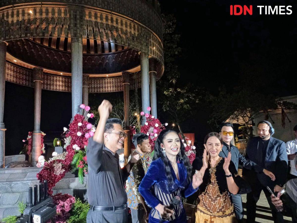 Krisdayanti menghibur di Plataran Borobudur diapit oleh Yozua Makes dan Dewi Makes (IDN Times/Yogie Fadila)
