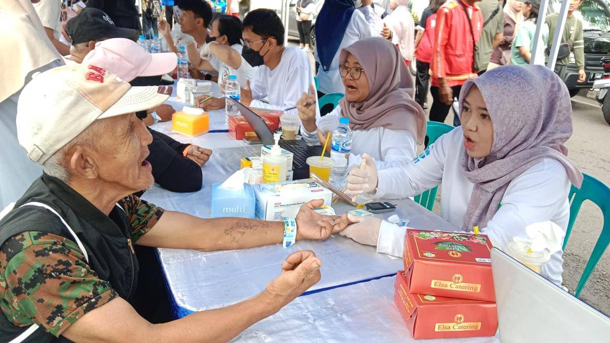 Seorang lansia dicek kadar gulanya oleh seorang dokter di lokasi kegiatan speling di Jalan Pahlawan Semarang. (IDN Times/Fariz Fardianto) 