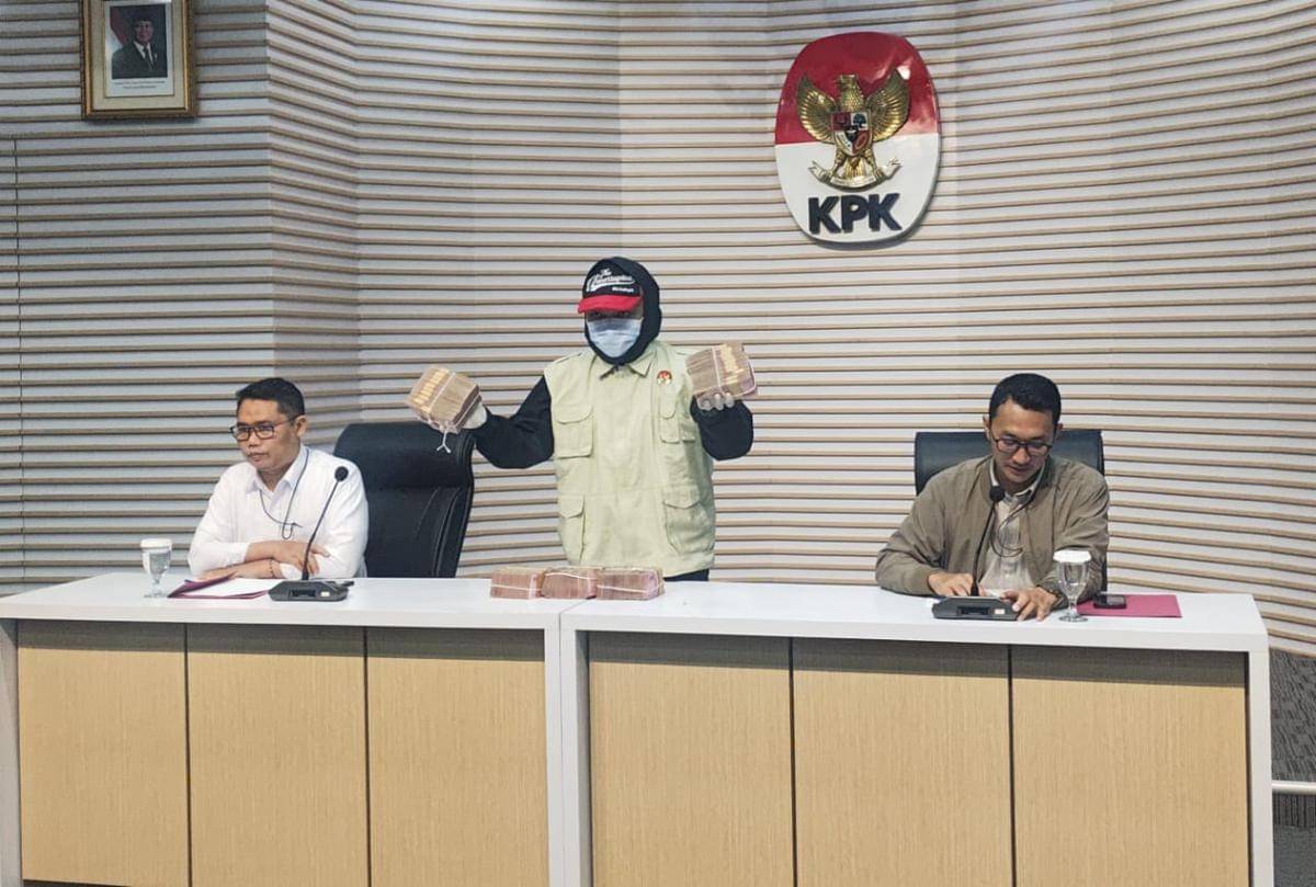 KPK menggelar konferensi pers terkait operasi tangkap tangan (OTT) Bupati Ponorogo, Sugiri Sancoko, Minggu (9/11/2025) dini hari.