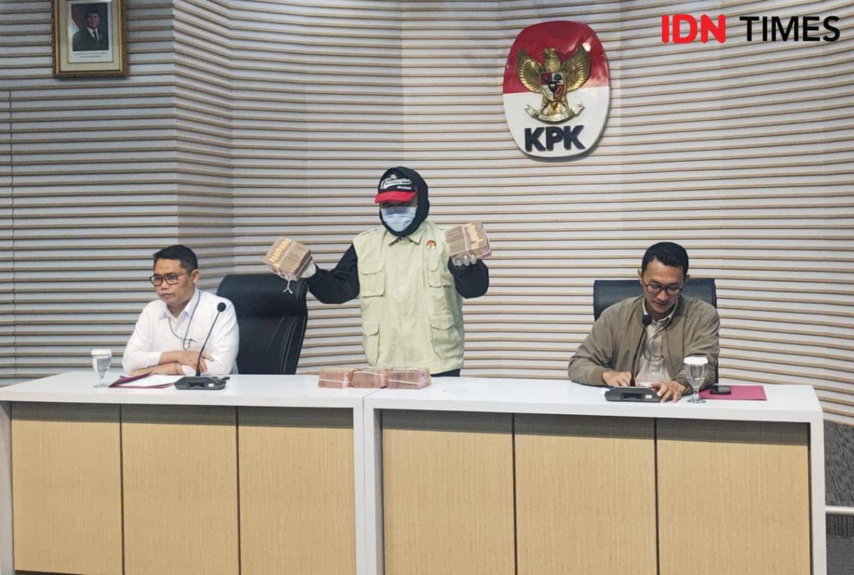 KPK menggelar konferensi pers terkait operasi tangkap tangan (OTT) Bupati Ponorogo, Sugiri Sancoko, Minggu (9/11/2025) dini hari.