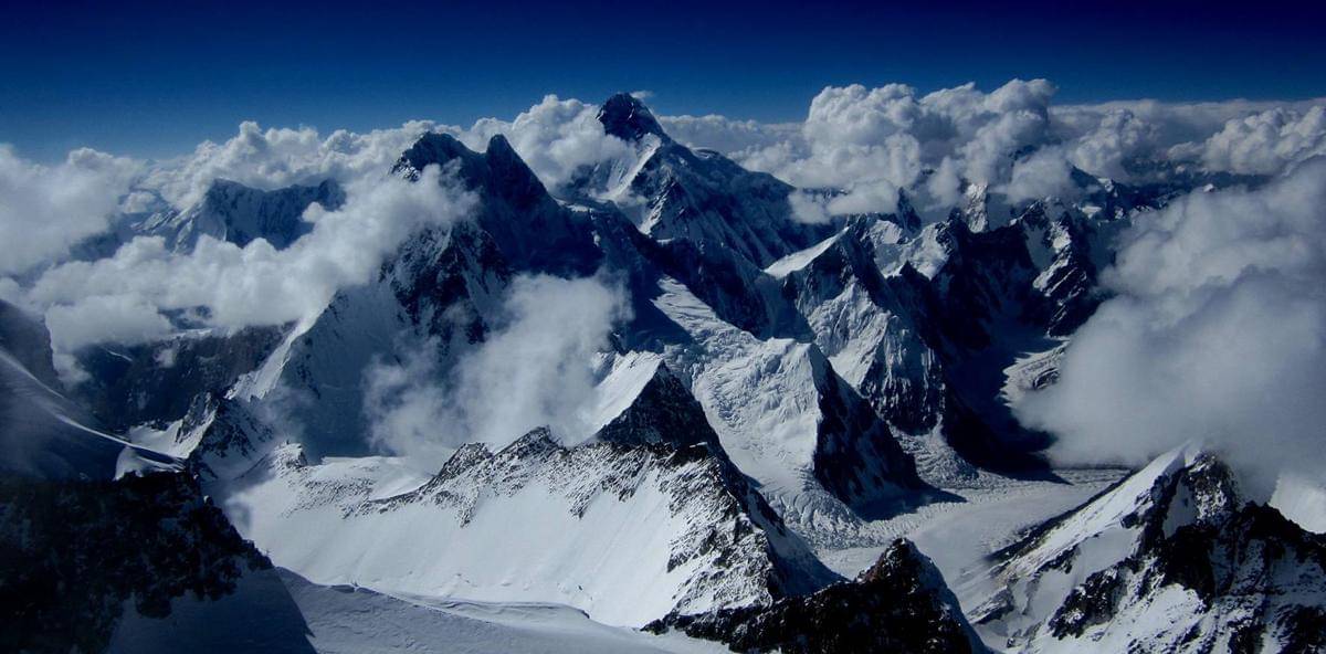 potret Gunung Broad Peak dan Gunung K2 dilihat dari puncak Gasherbrum II