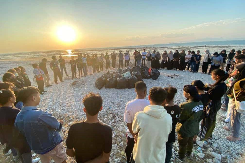 Potret Norbet bersama para relawan dalam kegiatan aksi bersih di Kota Kupang