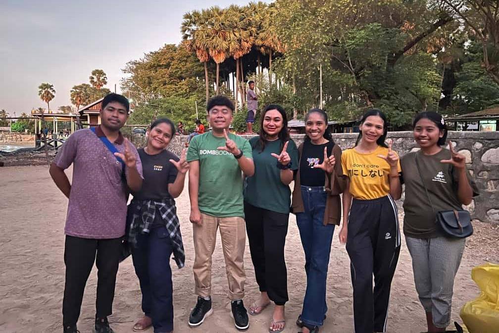 Potret Norbet bersama para relawan dalam kegiatan aksi bersih di Kota Kupang