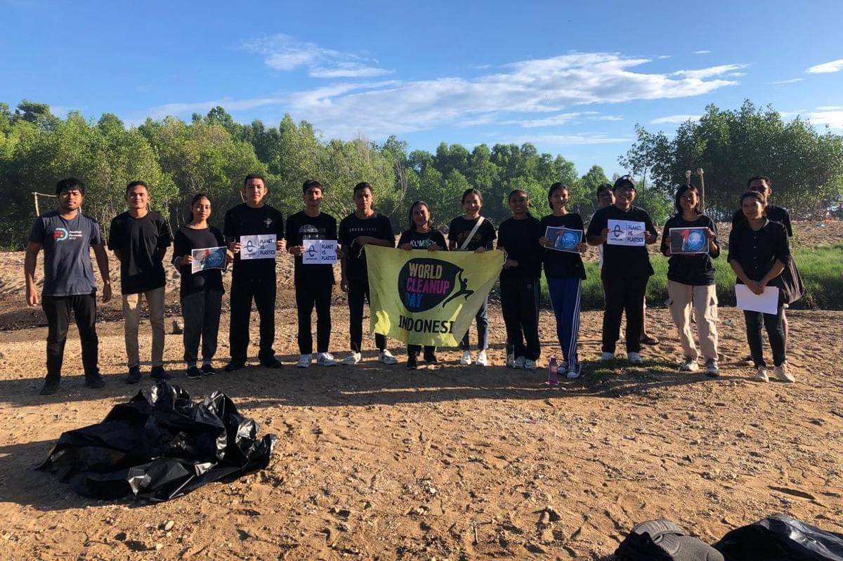 Potret Norbet bersama para relawan dalam kegiatan aksi bersih di Kota Kupang