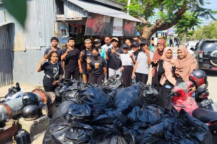 Potret Norbet bersama para relawan dalam kegiatan aksi bersih di Kota Kupang