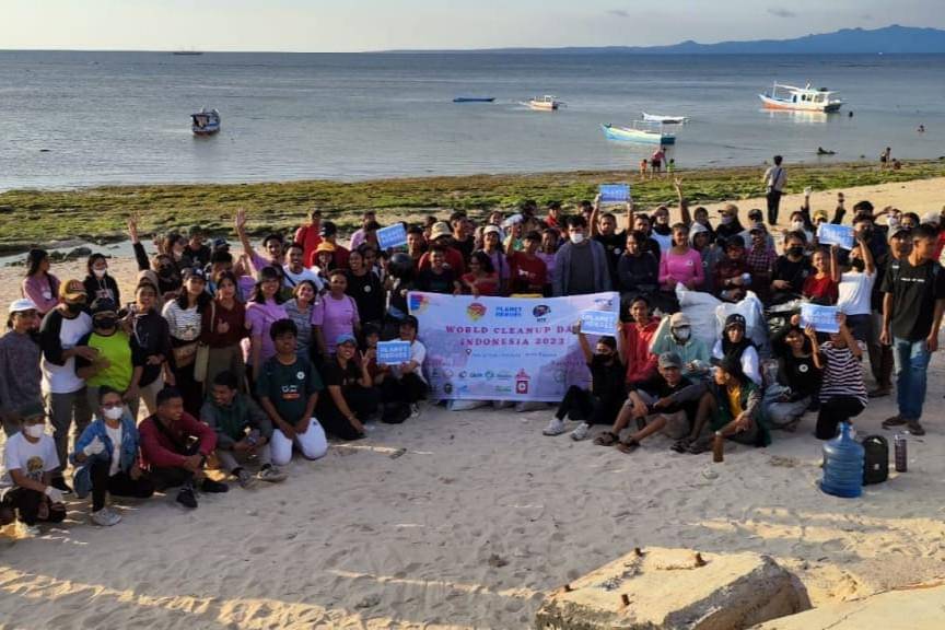 Potret Norbet bersama para relawan dalam kegiatan aksi bersih di Kota Kupang