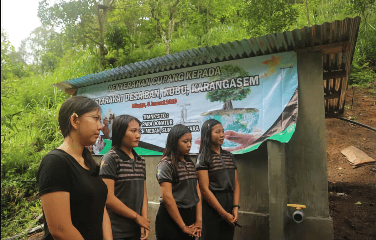 dokumentasi penyerahan cubang kepada masyarakat Desa Ban