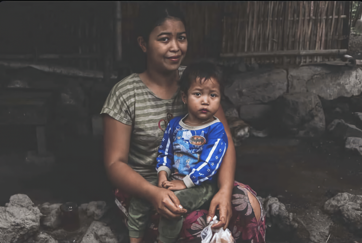 potret seorang ibu memangku anaknya 