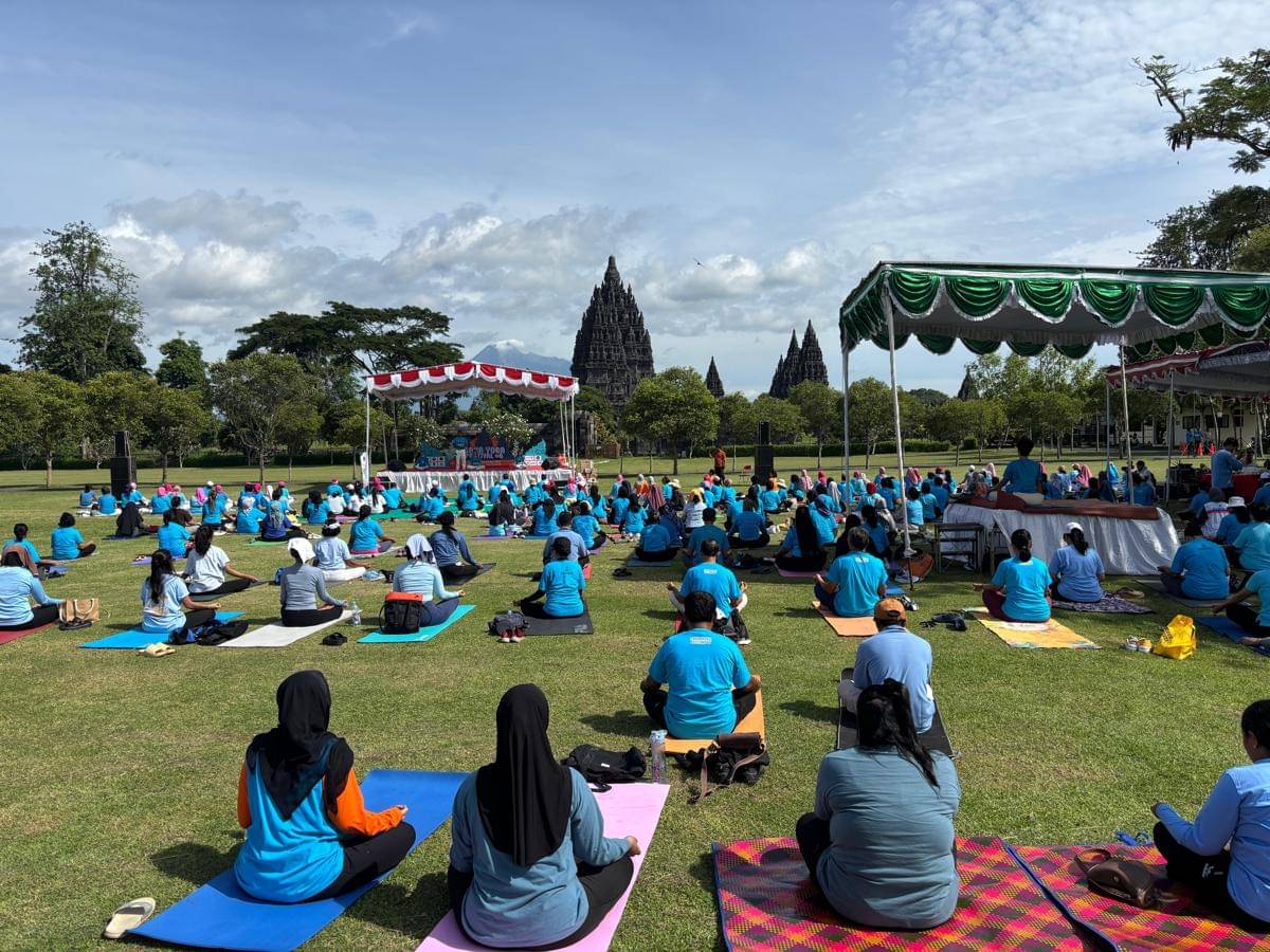 Yoga menyambut Peluncuran Shiva Festival di Lapangan Nandi, Kompleks Taman Wisata Candi Prambanan, Minggu (9/11/2025).