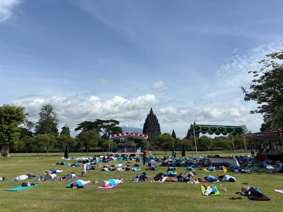 Yoga menyambut Peluncuran Shiva Festival di Lapangan Nandi, Kompleks Taman Wisata Candi Prambanan, Minggu (9/11/2025).