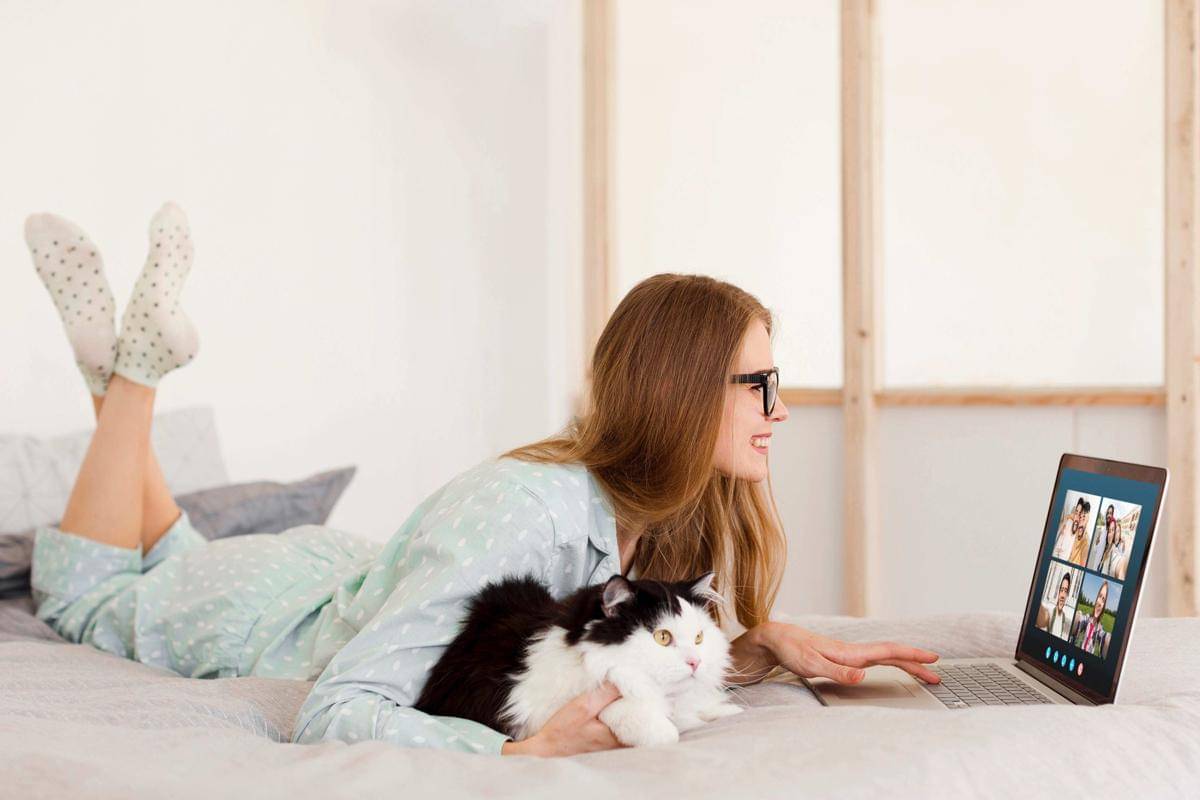 ilustrasi video call dengan keluarga