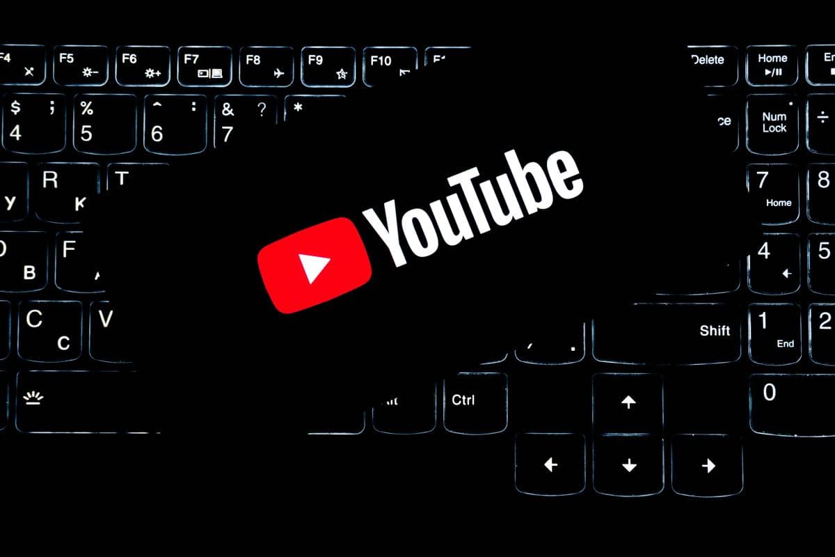 Ponsel dengan logo YouTube
