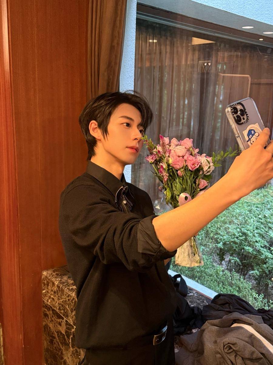 OOTD ala Jeongwoo AHOF