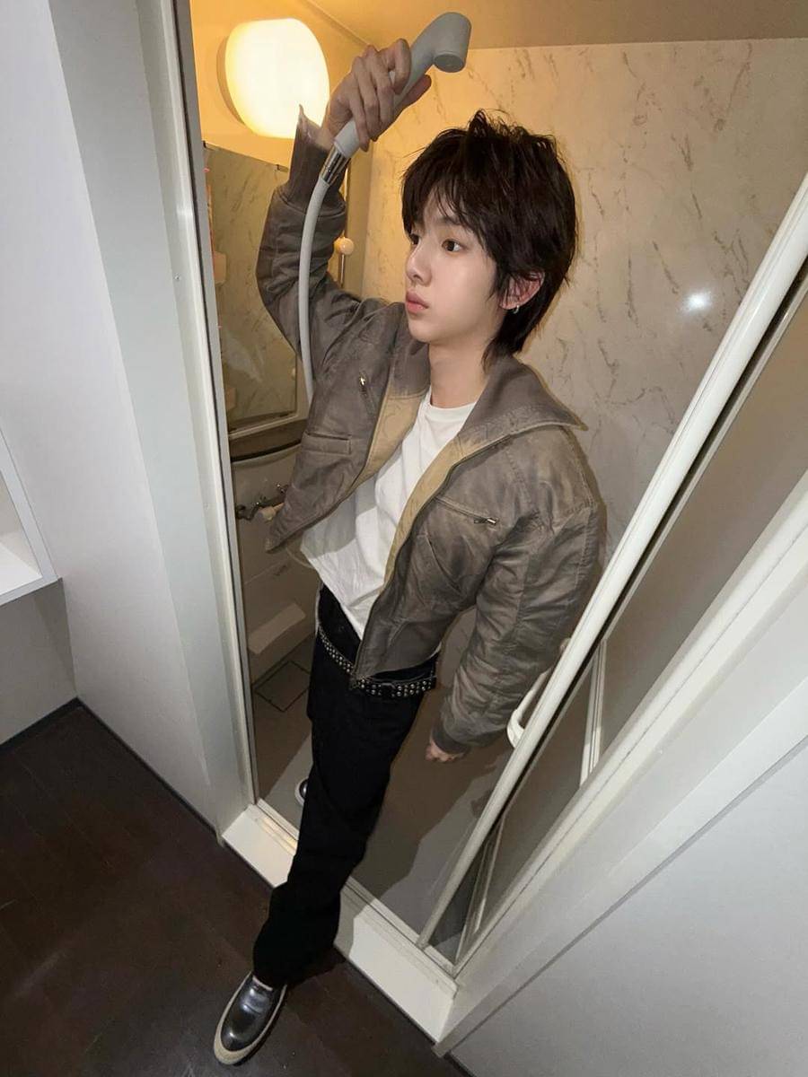 mix and match skinny jeans ala member CORTIS