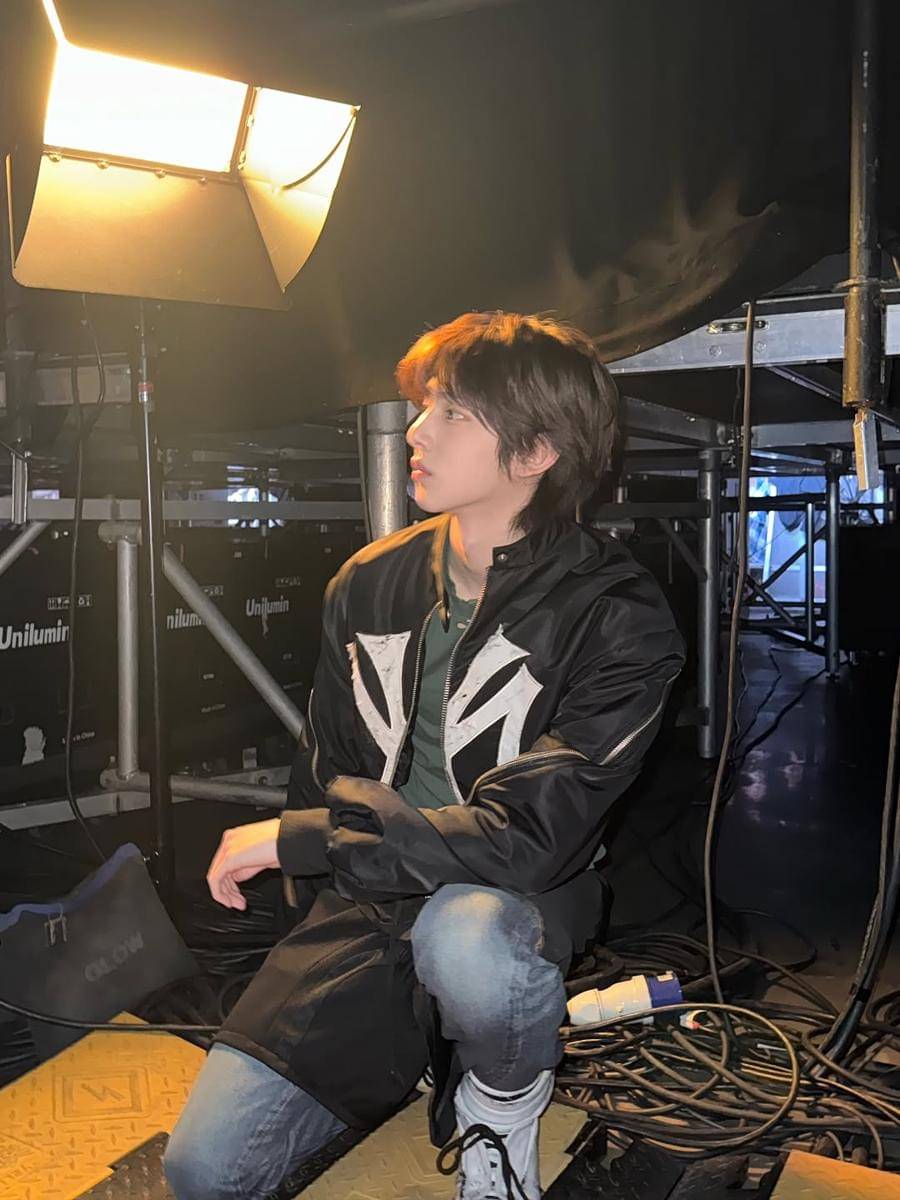 mix and match skinny jeans ala member CORTIS