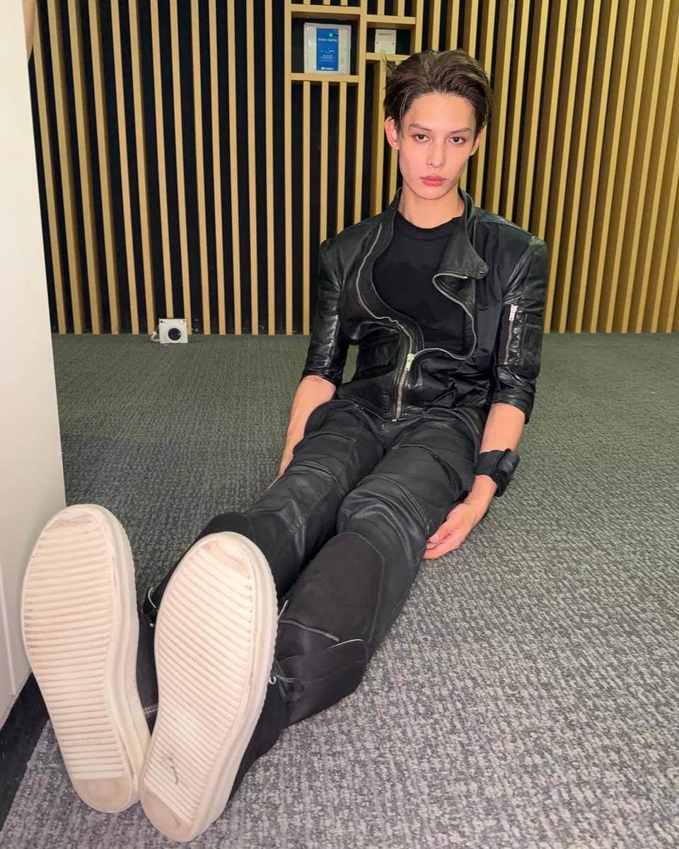 mix and match skinny jeans ala member CORTIS